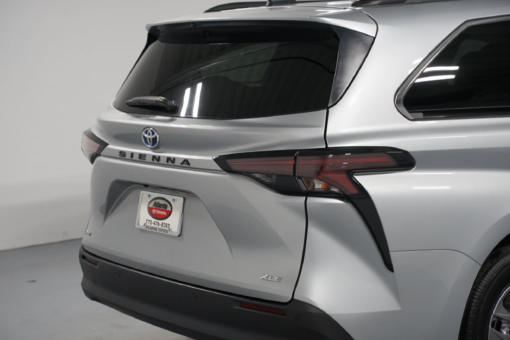 Certified 2025 Toyota Sienna XLE FWD image 9