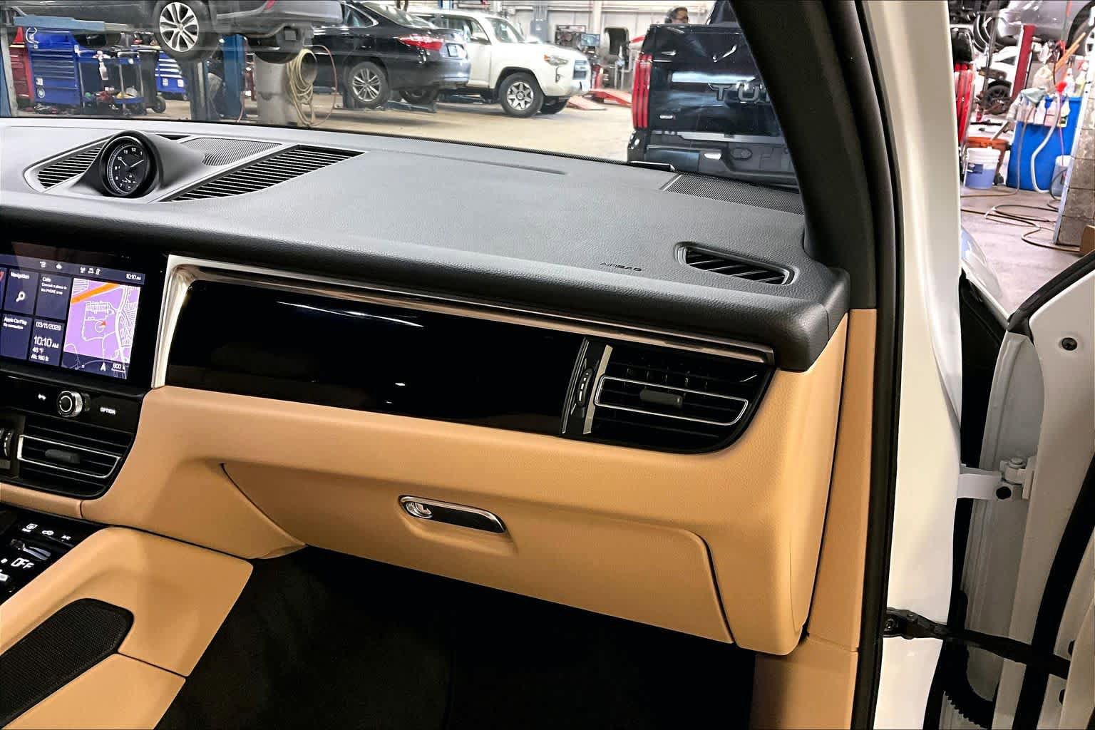 Used 2025 Porsche Macan image 18