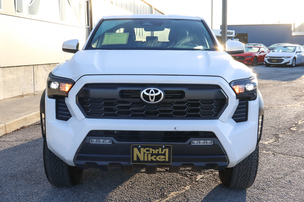 Used 2024 Toyota Tacoma TRD Off-Road image 2