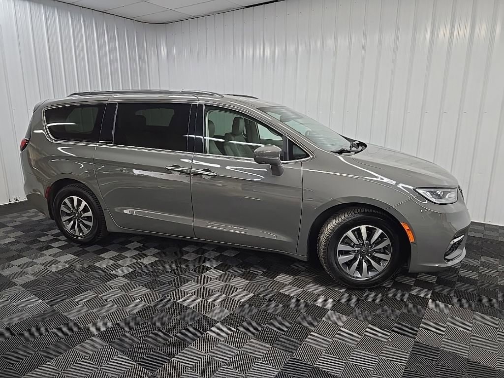 Used 2021 Chrysler Pacifica Touring-L image 1