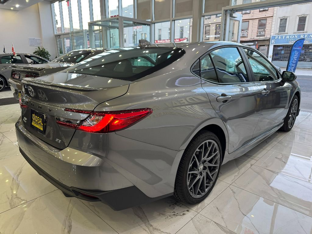 Used 2025 Toyota Camry SE image 4