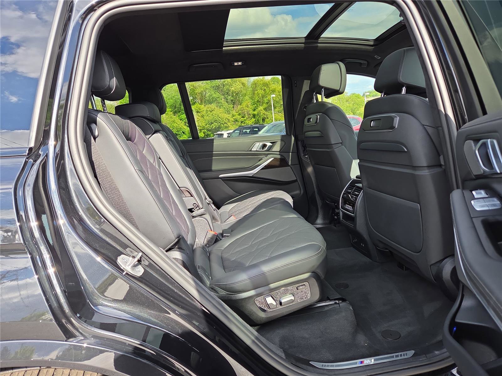 Used 2023 BMW X7 xDrive40i w/ M Sport Package AWD/4WD image 31