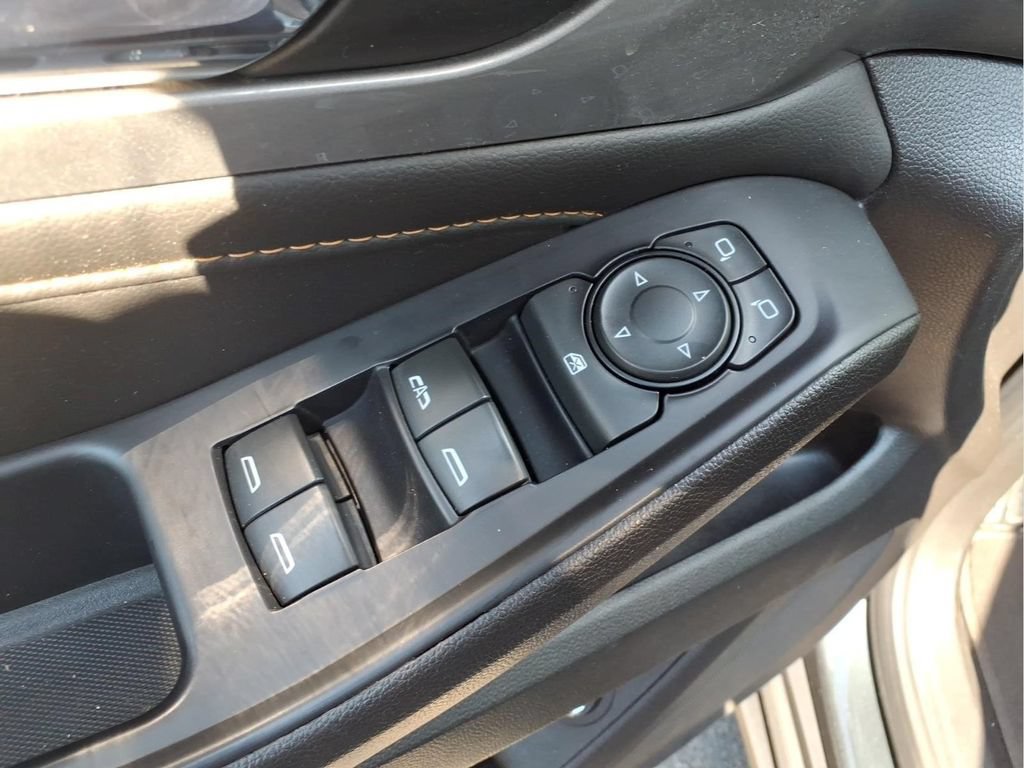 Used 2021 Chevrolet Traverse LT FWD image 19