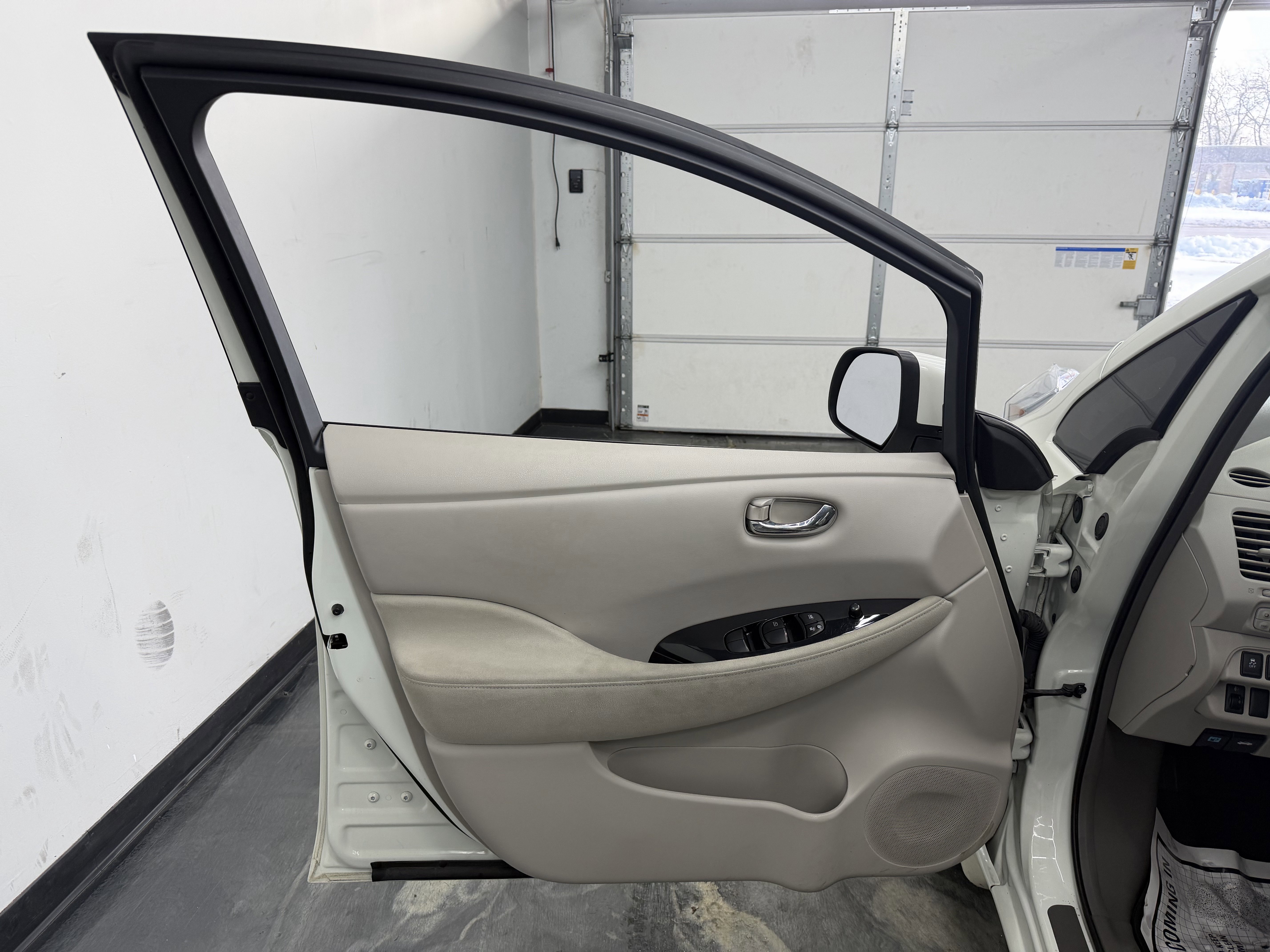 Used 2012 Nissan Leaf SV image 11