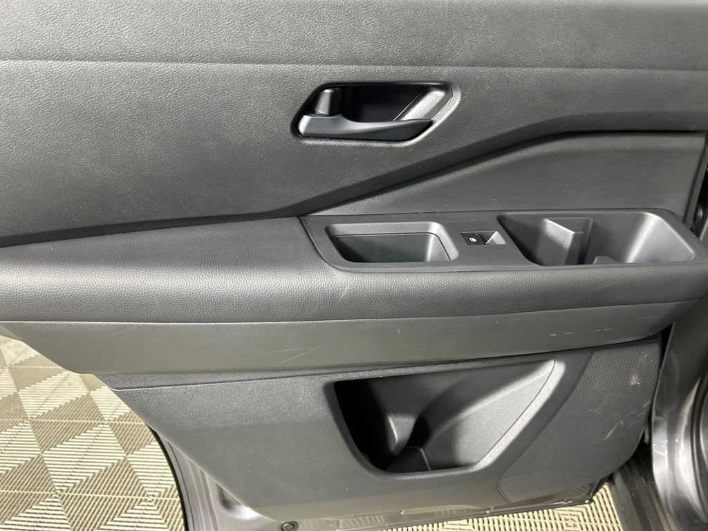 Used 2024 Nissan Pathfinder SV image 16