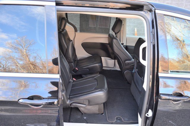 Used 2024 Chrysler Pacifica Touring-L image 32