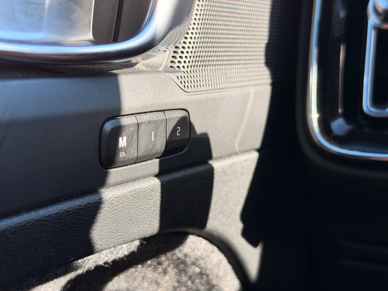 Used 2022 Volvo XC40 P8 Recharge Plus image 35
