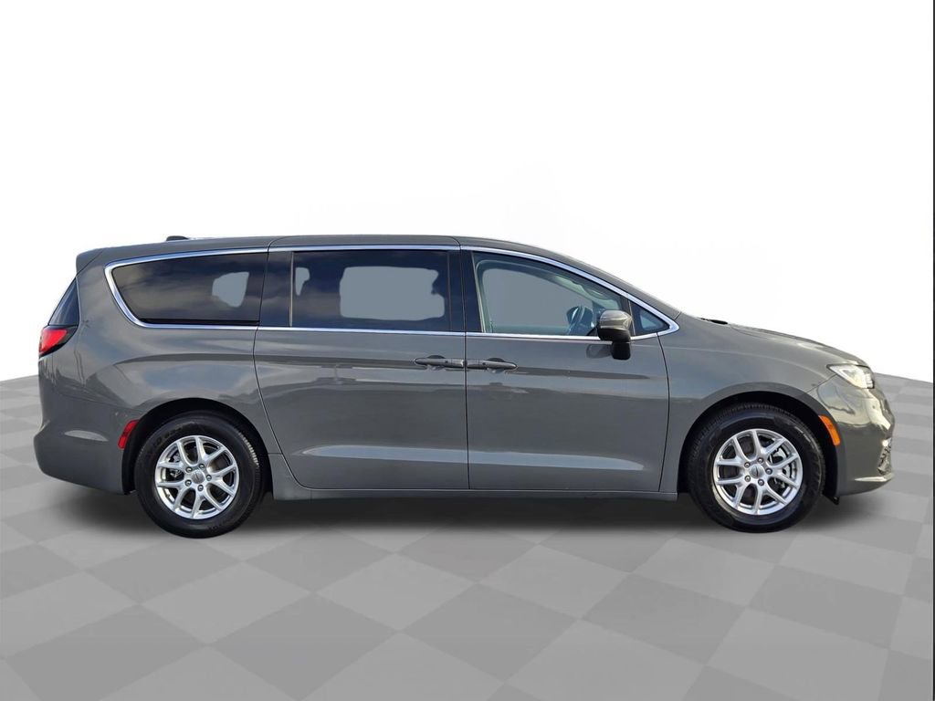 Used 2023 Chrysler Pacifica Touring-L FWD image 8
