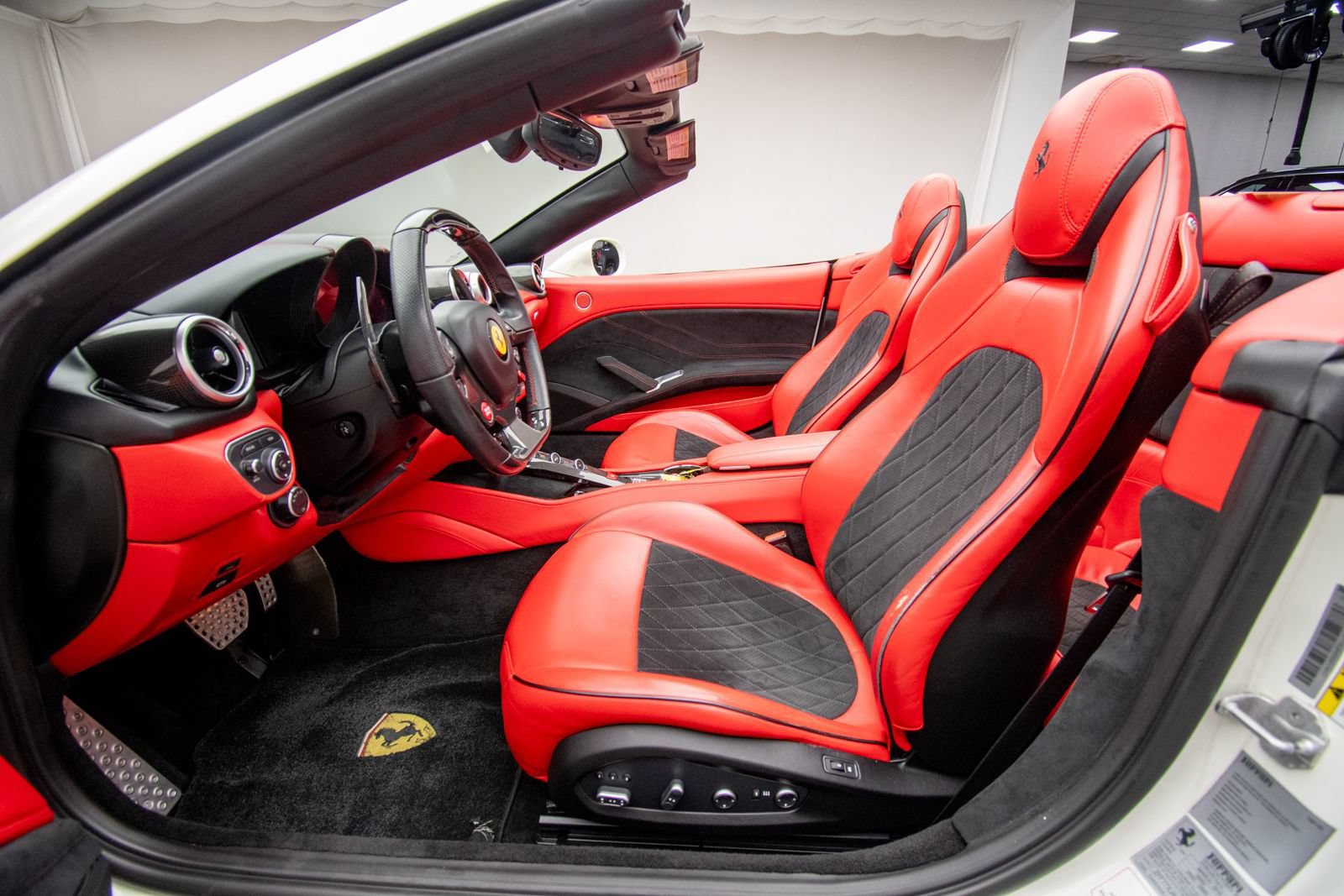Used 2016 Ferrari California T RWD image 11