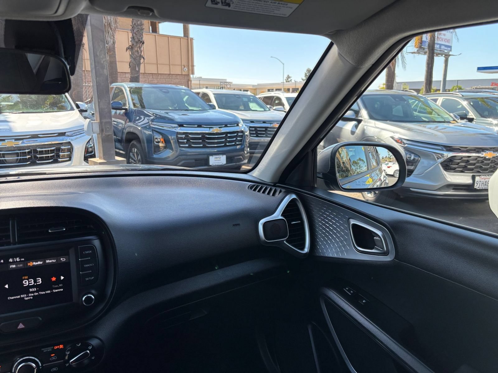 Used 2025 Kia Soul LX w/ LX Technology Package FWD image 33