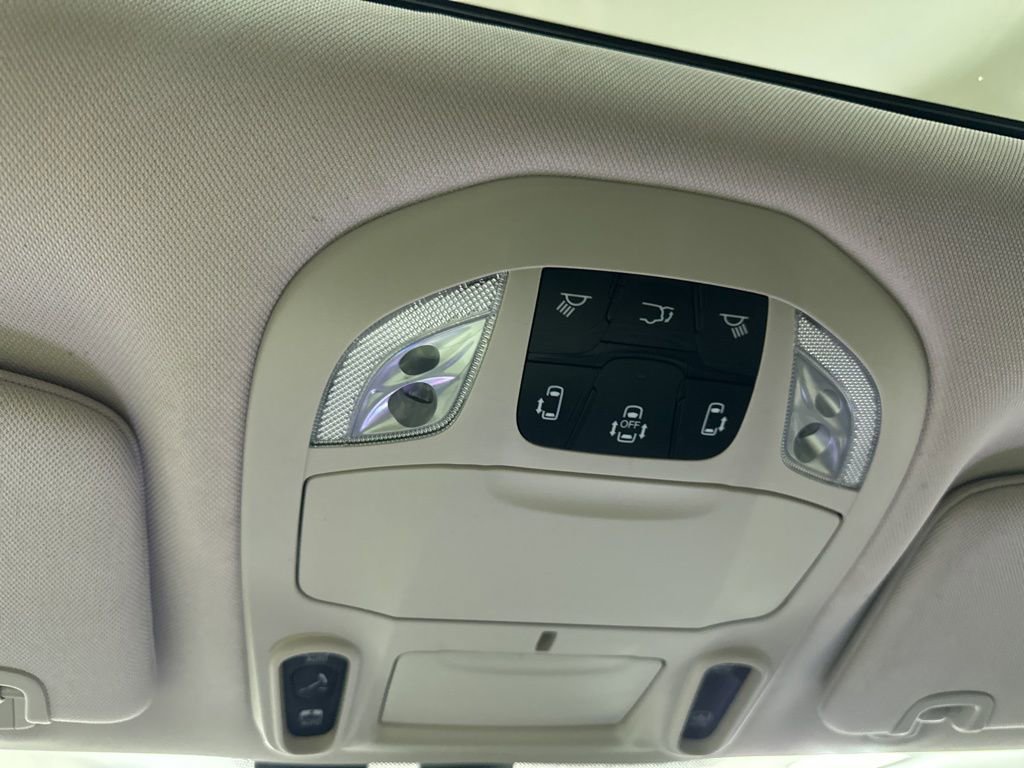 Used 2022 Chrysler Pacifica Limited w/ Uconnect Theater Family Group image 43