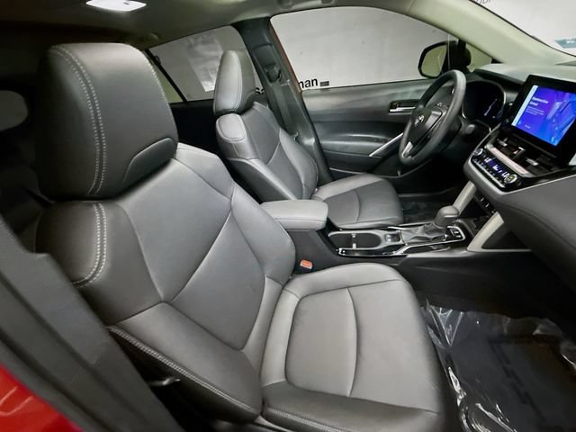 Used 2025 Toyota Corolla Cross XLE w/ Convenience Package FWD image 29