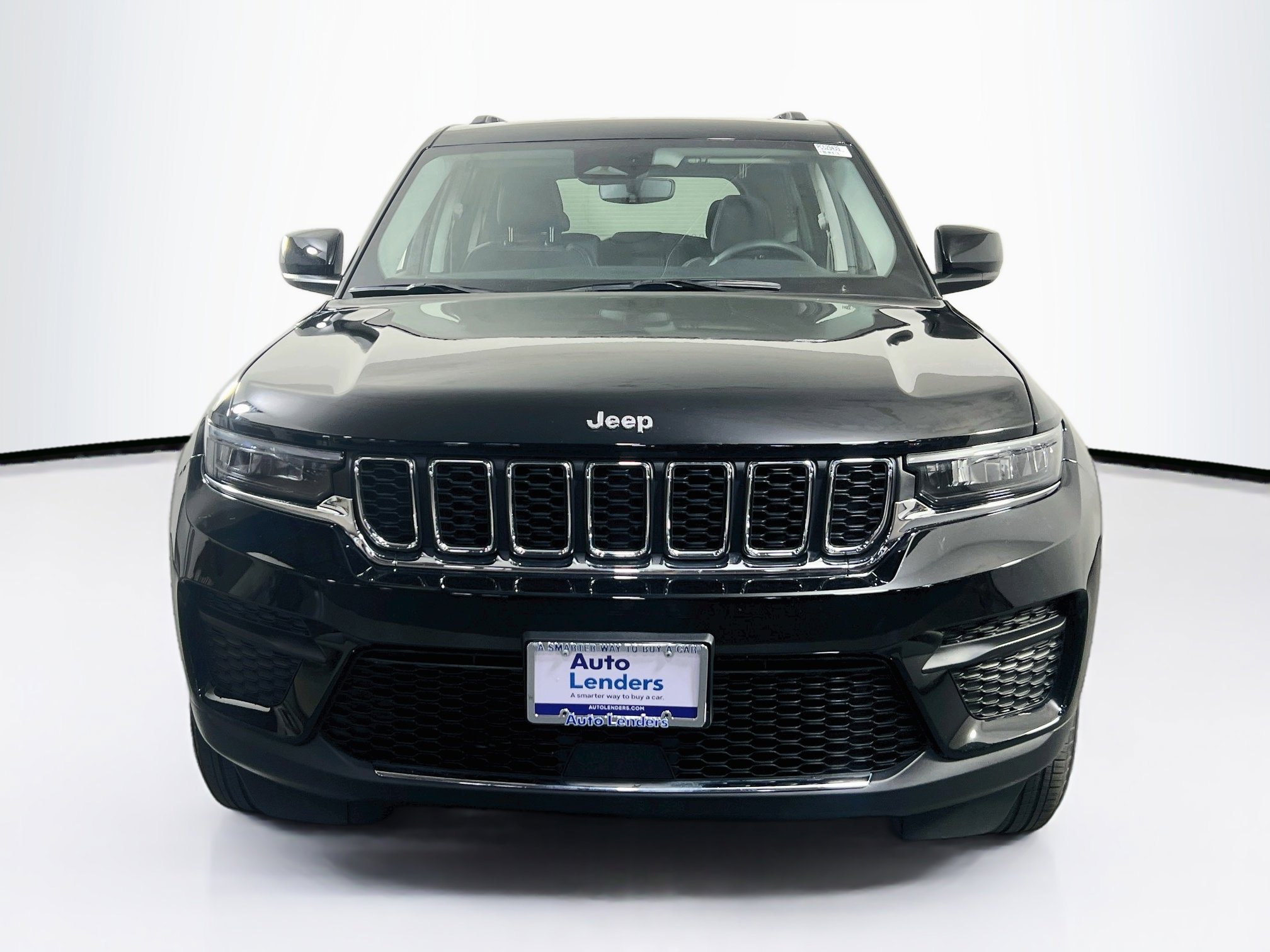 Used 2023 Jeep Grand Cherokee Laredo AWD/4WD image 2