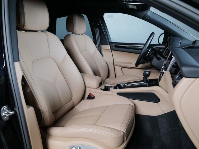 Certified 2025 Porsche Macan image 11