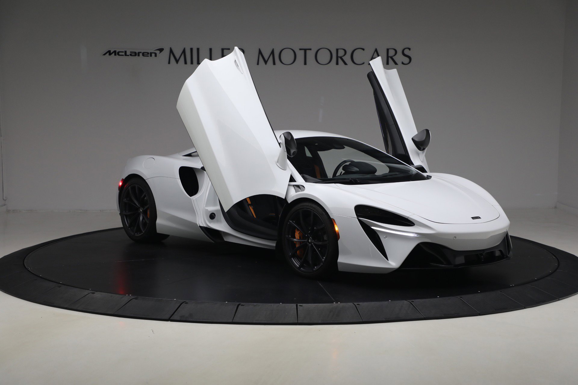 Used 2023 McLaren Artura RWD image 20