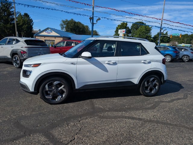 Used 2025 Hyundai Venue SEL FWD image 4