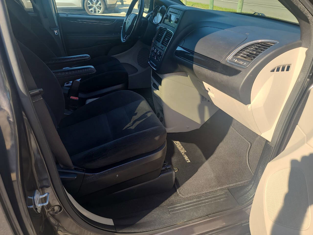 Used 2016 Dodge Grand Caravan SE image 30