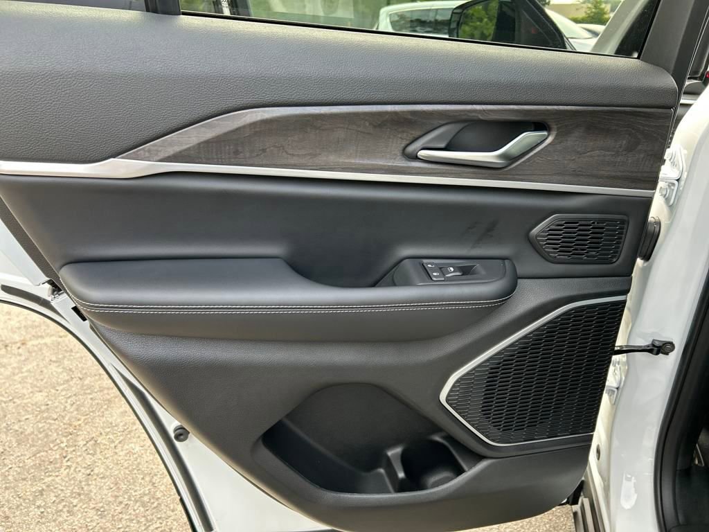 New 2025 Jeep Grand Cherokee Limited w/ Black Appearance Package image 23