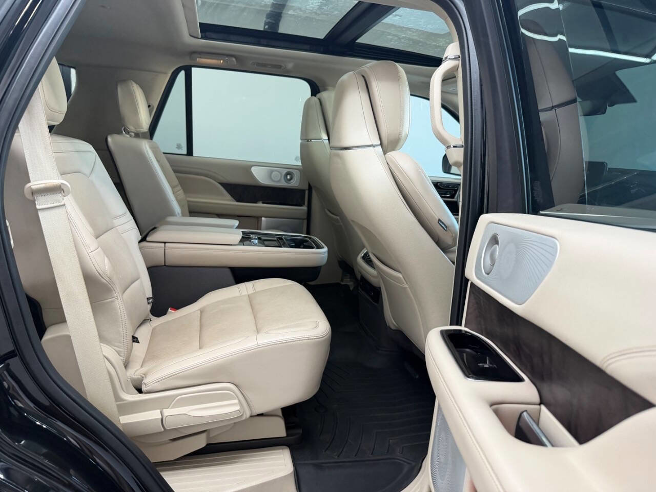 Used 2021 Lincoln Navigator Reserve AWD/4WD image 25