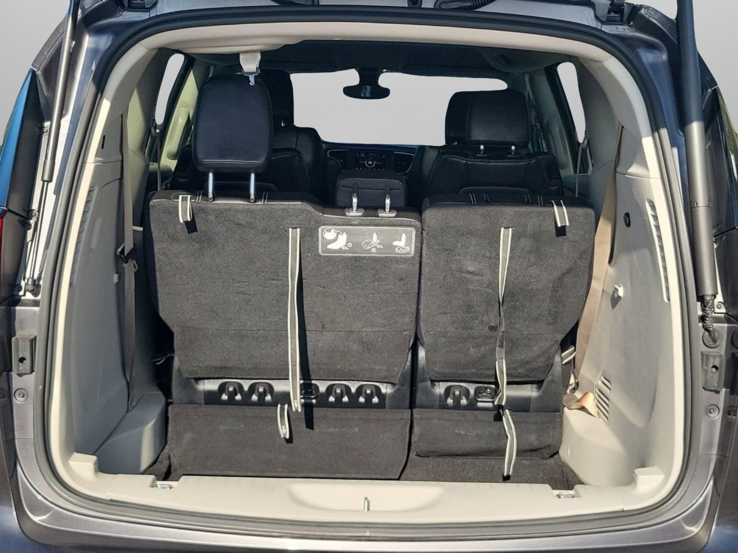 Used 2020 Chrysler Voyager Lxi image 7