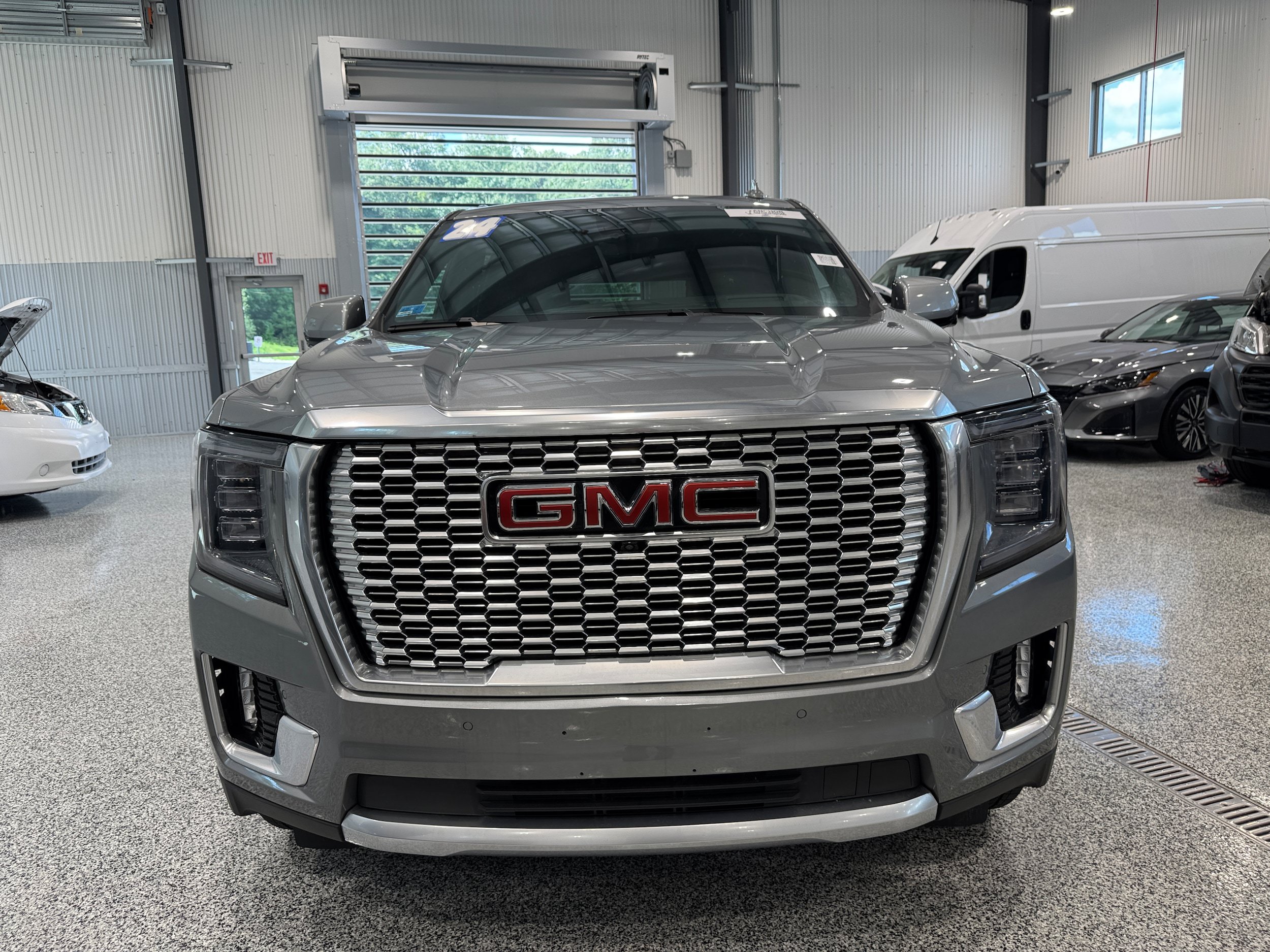 Used 2024 GMC Yukon XL Denali w/ Advanced Technology Package AWD/4WD image 2