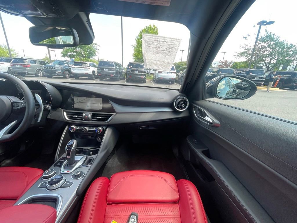 Used 2024 Alfa Romeo Giulia Veloce AWD/4WD image 17