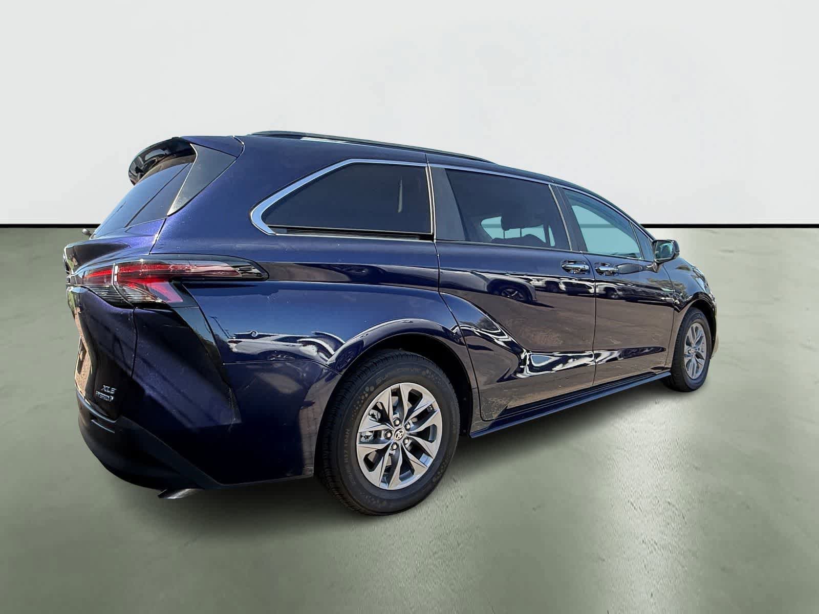 Used 2024 Toyota Sienna XLE FWD image 4
