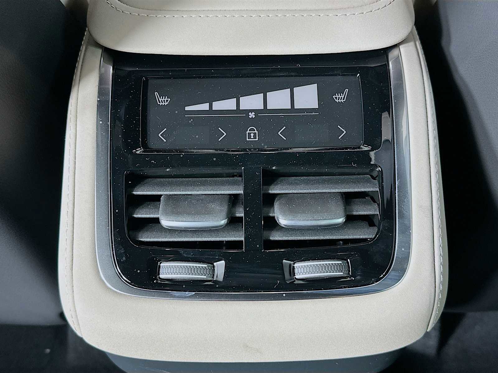 New 2026 Volvo XC90 B6 Plus w/ Protection Package Premier image 24