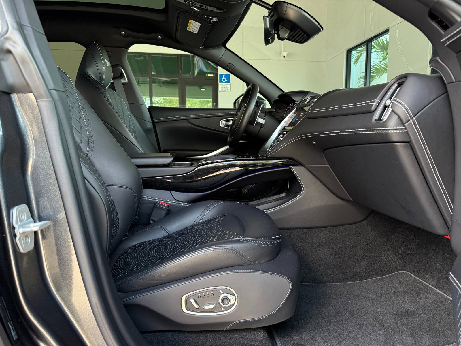 Used 2022 Aston Martin DBX image 29