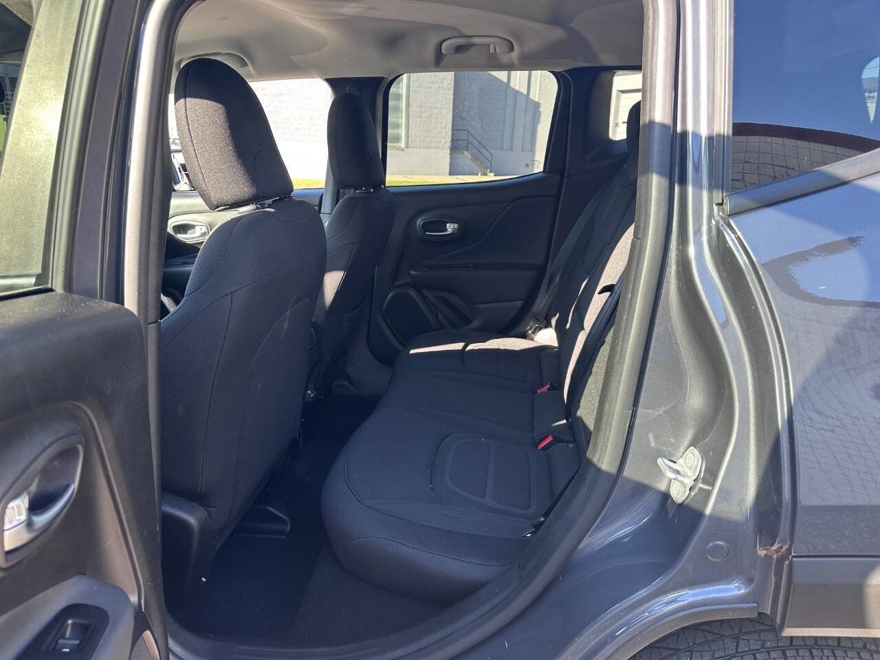 Used 2022 Jeep Renegade Latitude w/ Convenience Group AWD/4WD image 7