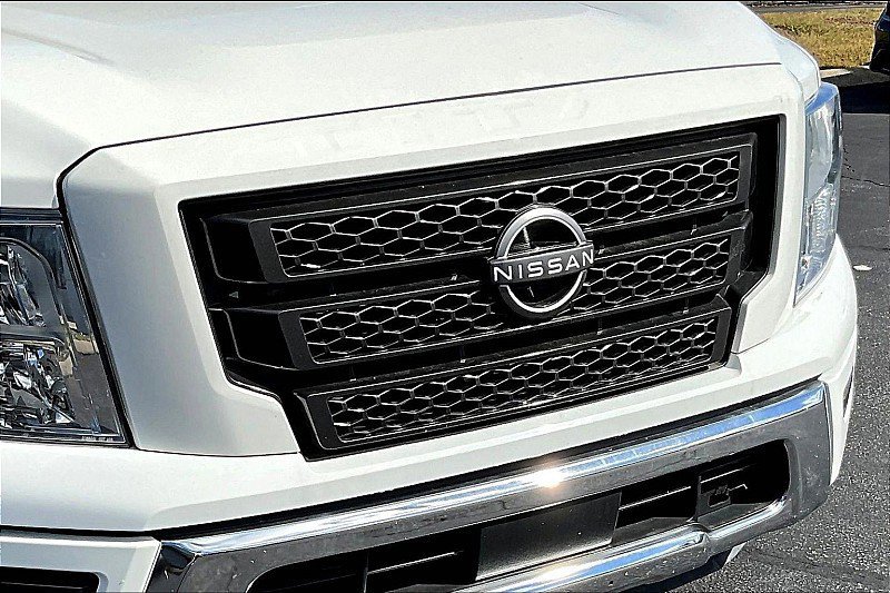 Used 2023 Nissan Titan SV image 30