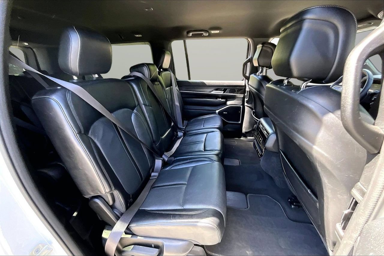 Certified 2024 Jeep Wagoneer L Series II w/ Flexible Seating Group AWD/4WD image 24