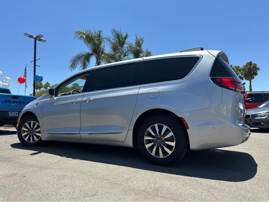 Used 2022 Chrysler Pacifica Limited image 3
