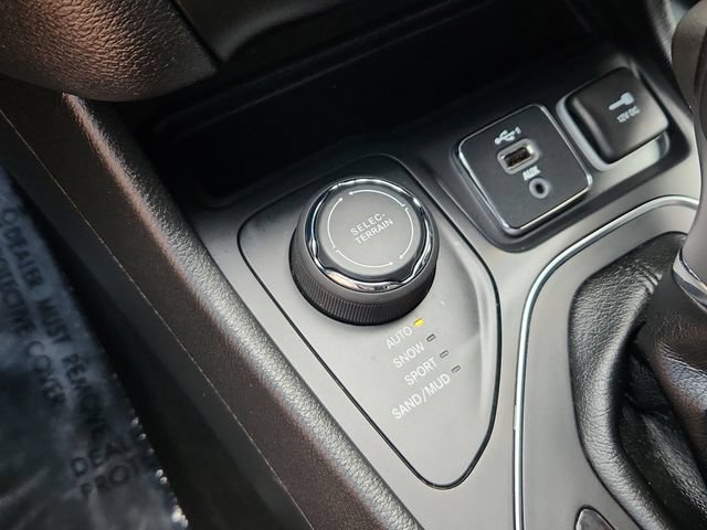 Used 2019 Jeep Cherokee Latitude Plus w/ Cold Weather Group AWD/4WD image 44