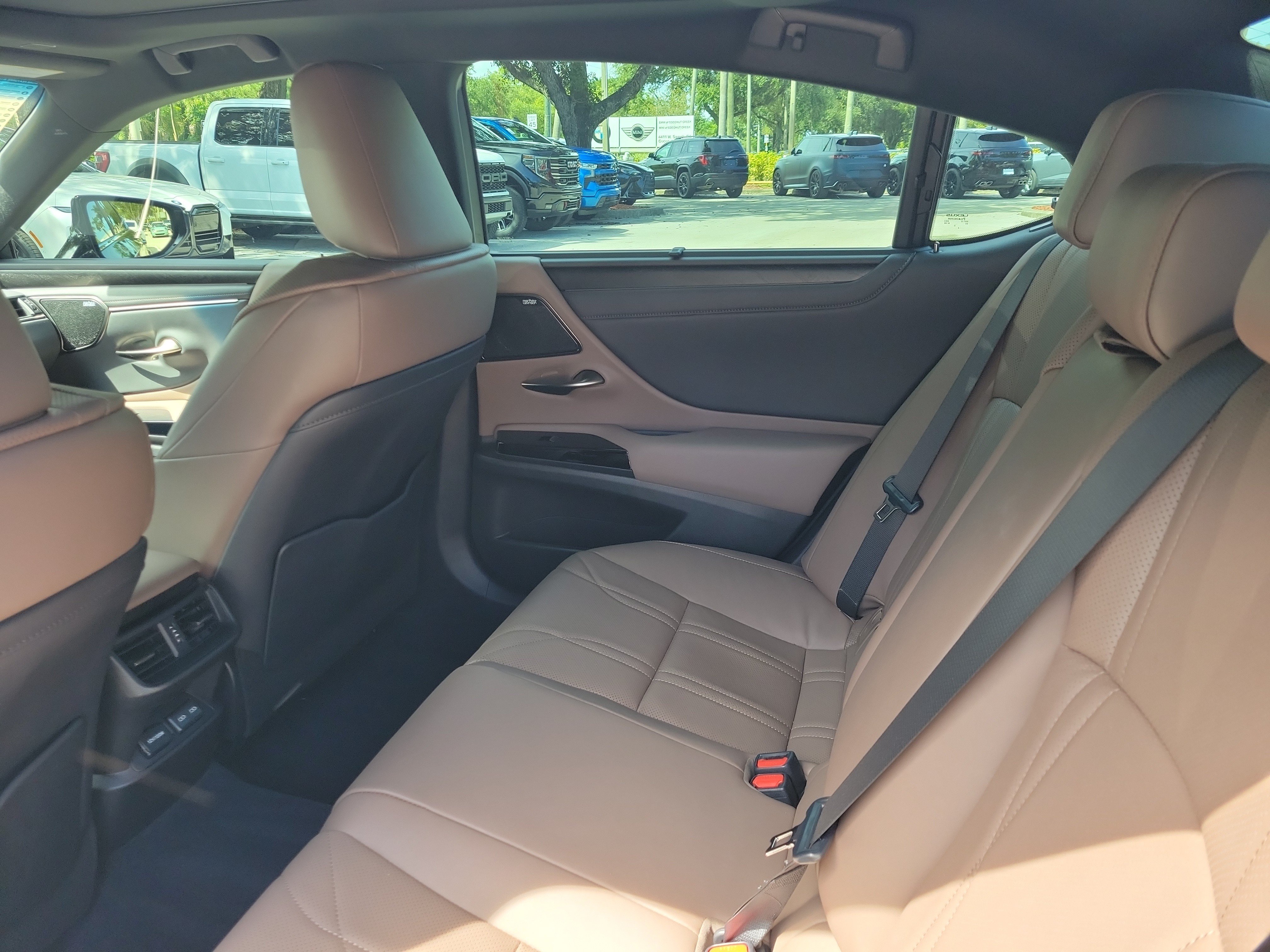 Used 2024 Lexus ES 350 Ultra Luxury w/ Accessory Package (Z2) FWD image 9