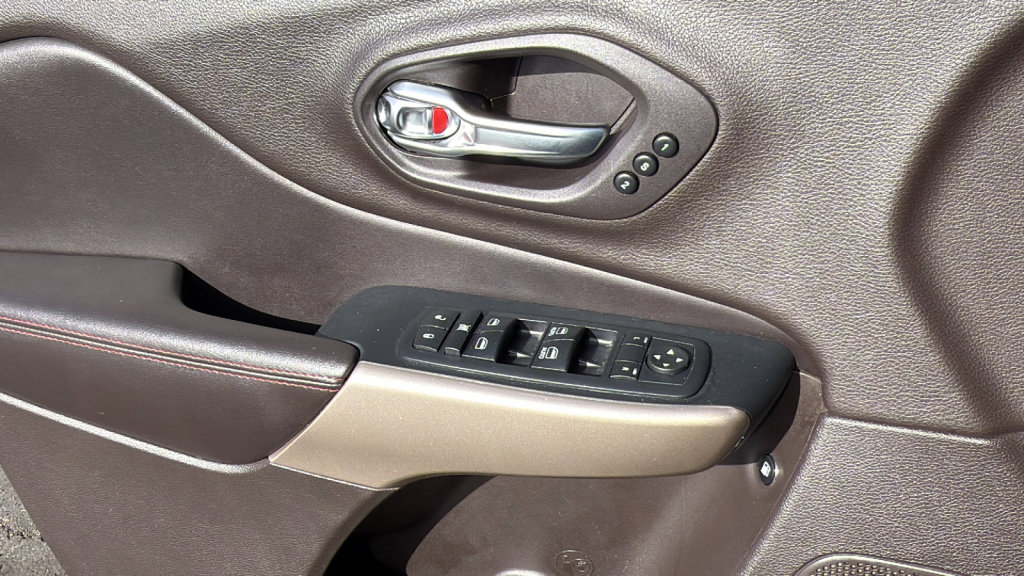 Used 2017 Jeep Cherokee Trailhawk image 22