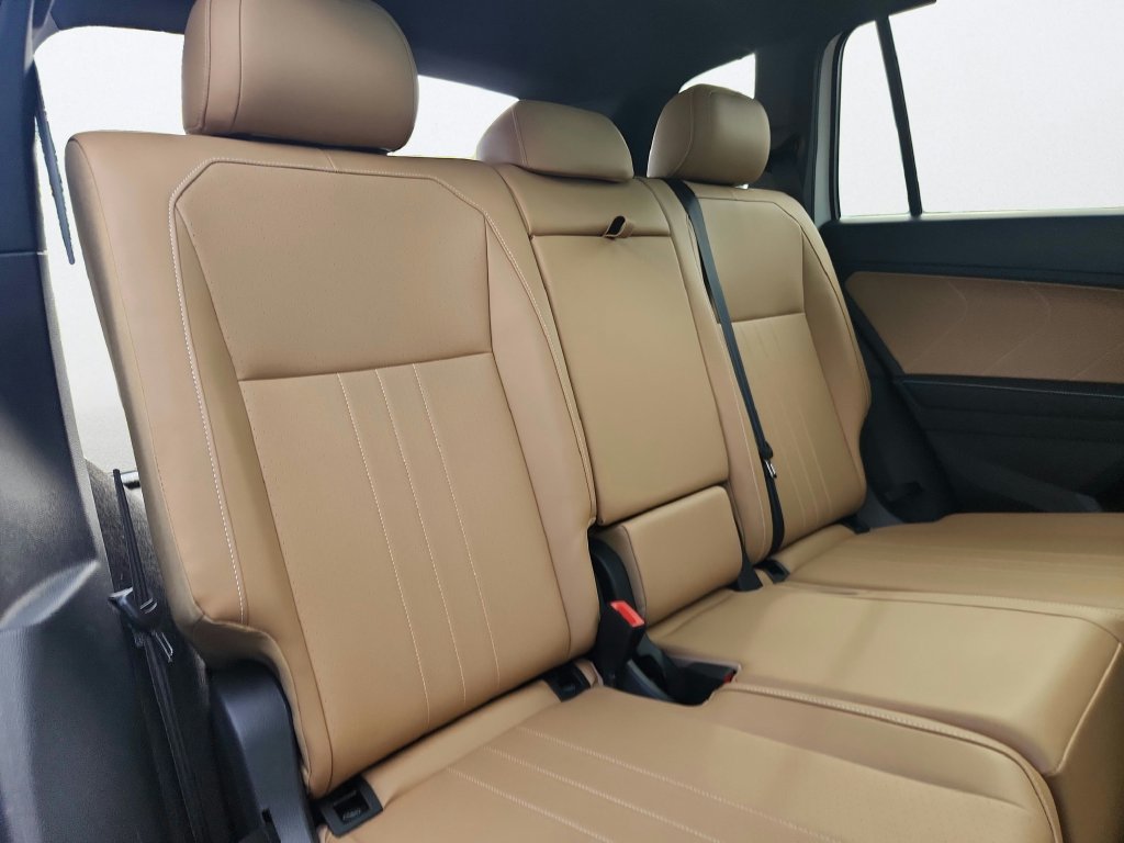 Certified 2024 Volkswagen Tiguan SE w/ Panoramic Sunroof Package AWD/4WD image 28