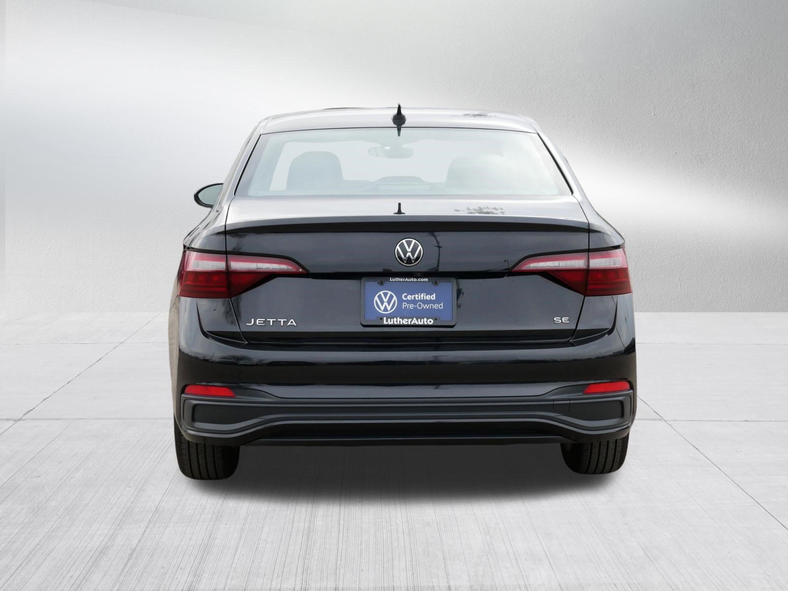 Certified 2022 Volkswagen Jetta SE w/ Panoramic Sunroof Package image 6