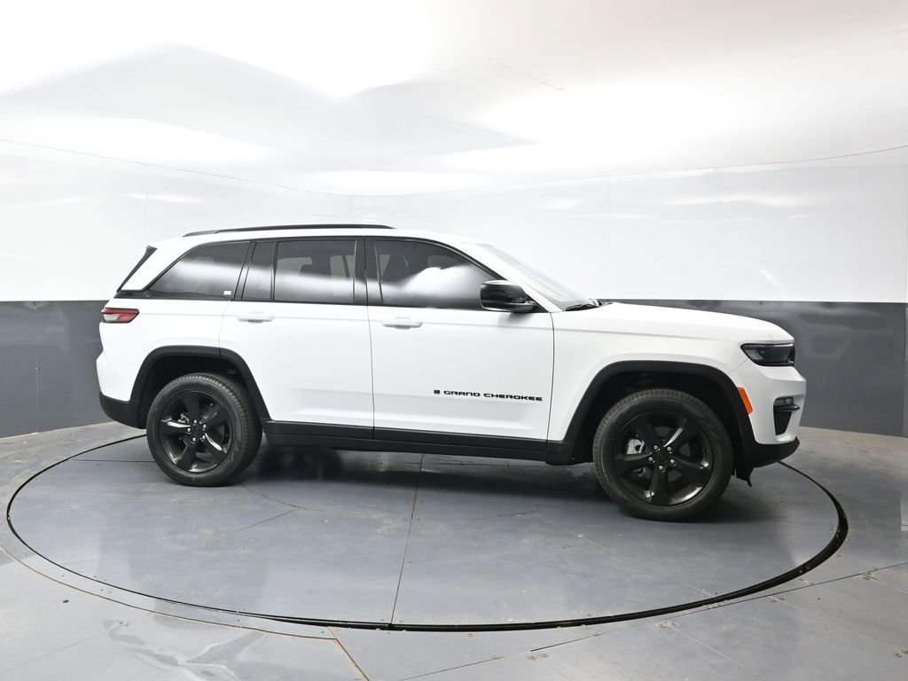 Used 2023 Jeep Grand Cherokee Limited w/ Black Appearance Package AWD/4WD image 4