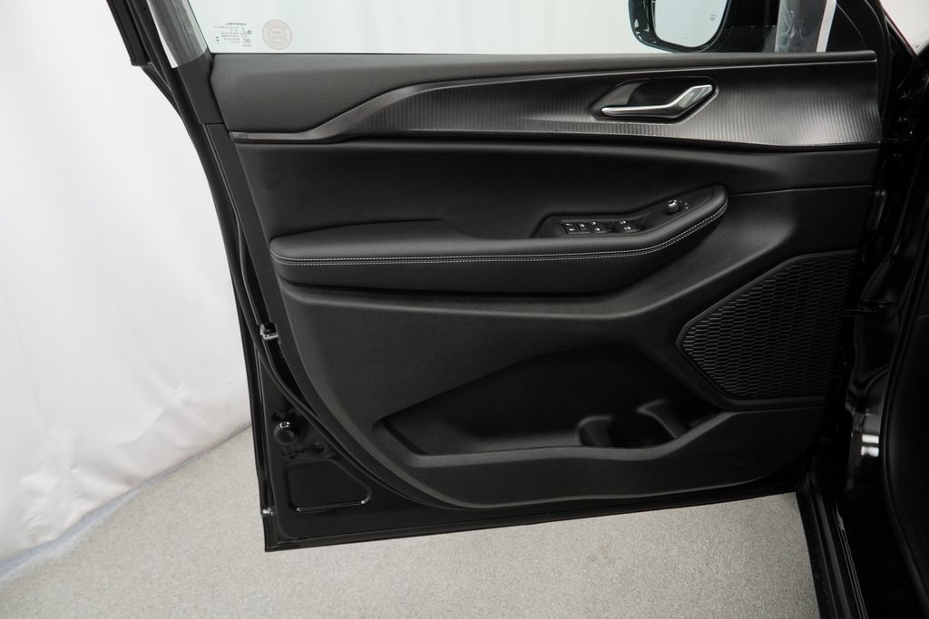 New 2025 Jeep Grand Cherokee Altitude image 28