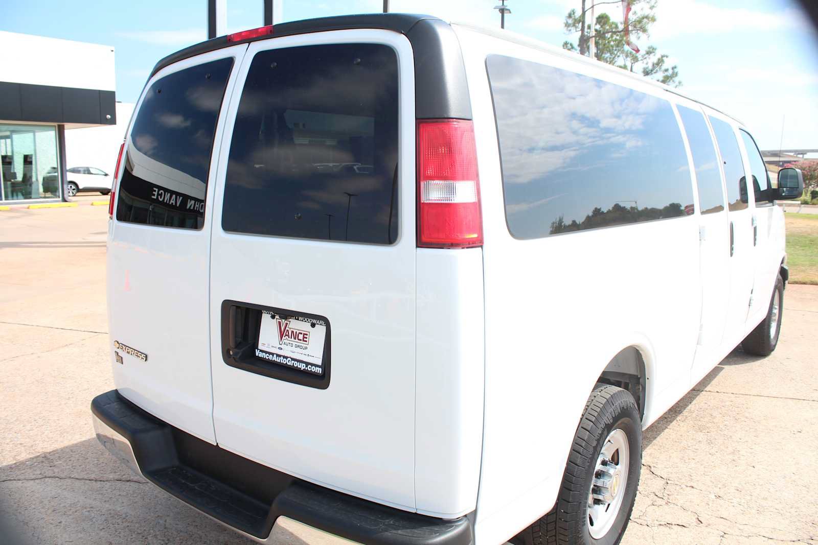 Used 2025 Chevrolet Express 3500 LT w/ LT Preferred Equipment Group RWD image 13