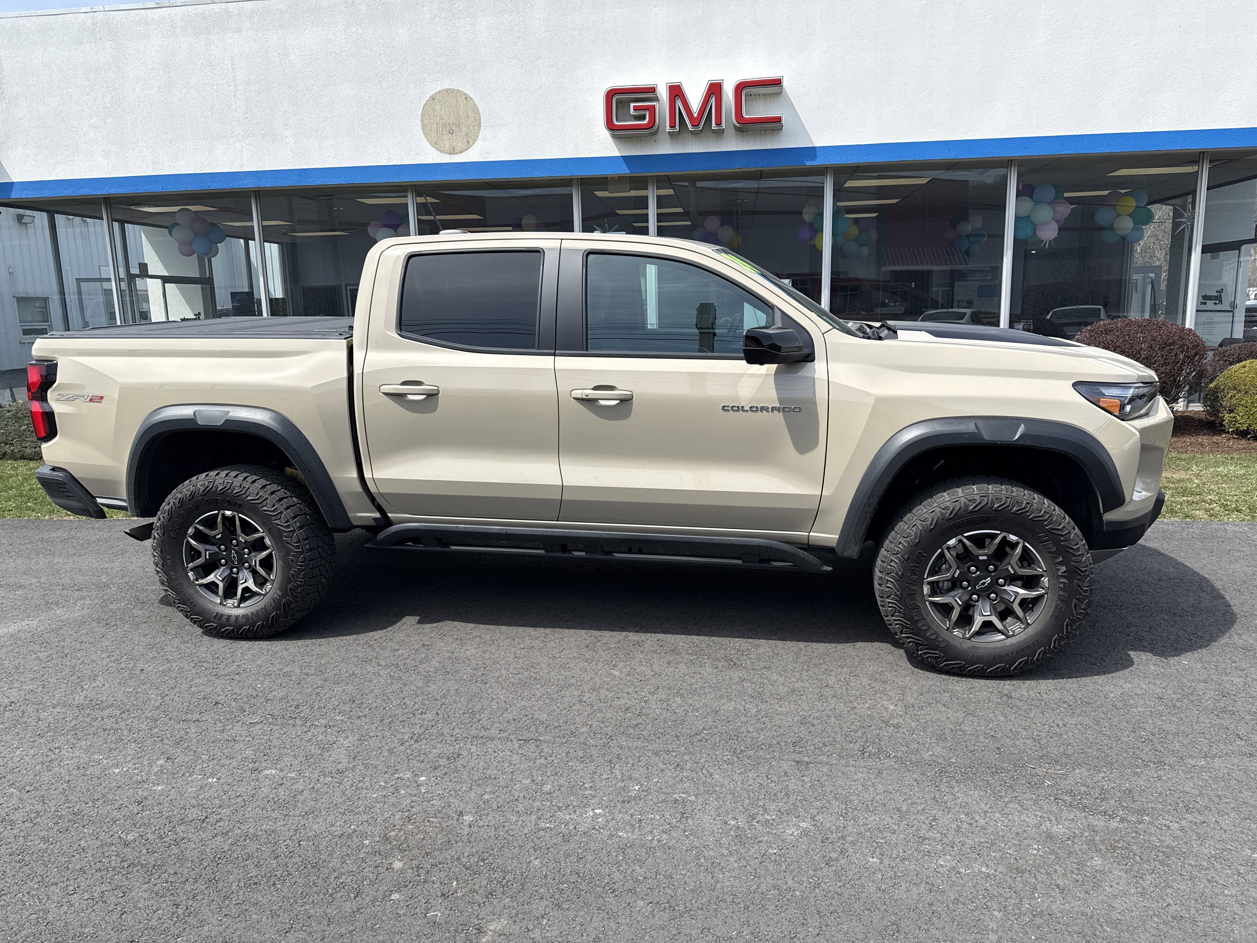 Used 2024 Chevrolet Colorado ZR2 w/ Technology Package AWD/4WD image 2