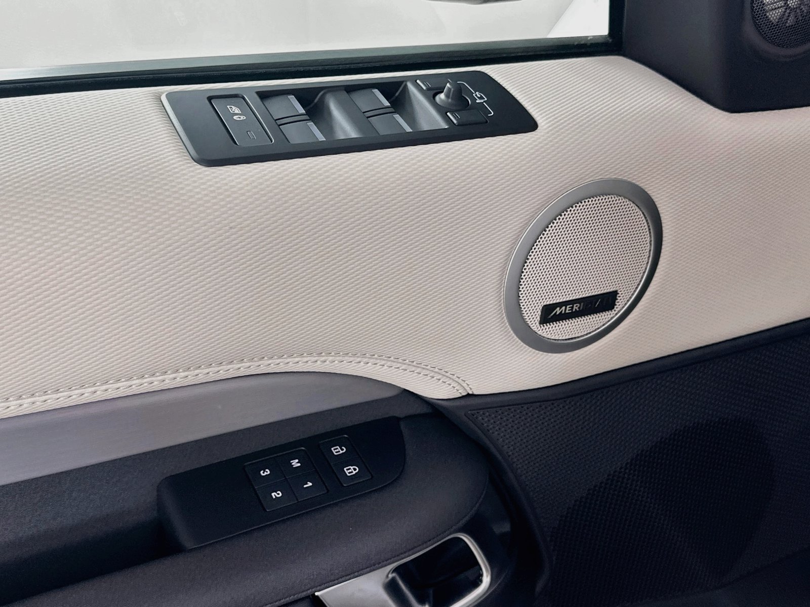 New 2026 Land Rover Discovery Limited Edition AWD/4WD image 17