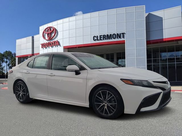 Used 2021 Toyota Camry SE w/ Convenience Package FWD image 1