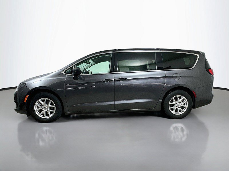 Used 2023 Chrysler Voyager LX FWD image 4