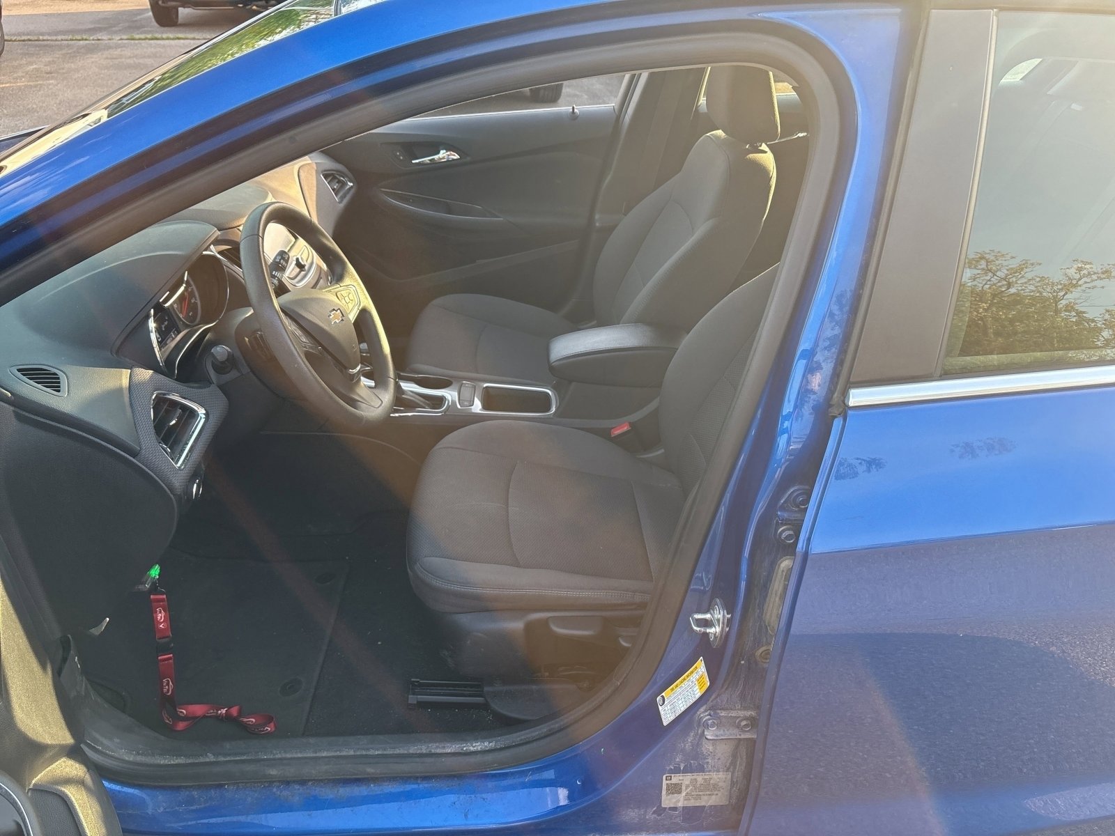 Used 2019 Chevrolet Cruze LT FWD image 4