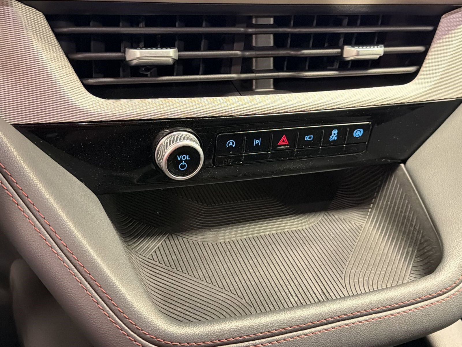 Used 2025 Ford Explorer Active RWD image 26