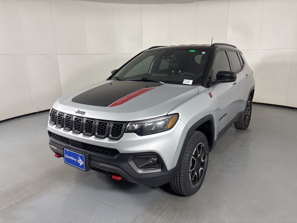 Used 2025 Jeep Compass Trailhawk AWD/4WD image 4