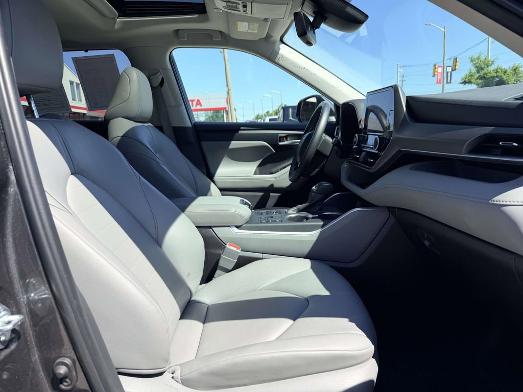 Used 2025 Toyota Highlander XLE AWD/4WD image 13