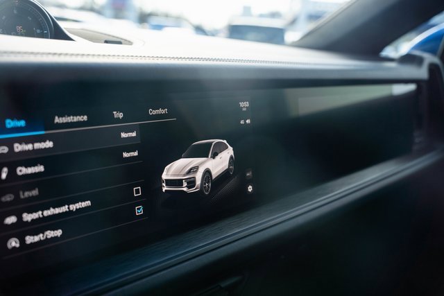 Used 2025 Porsche Cayenne GTS image 21